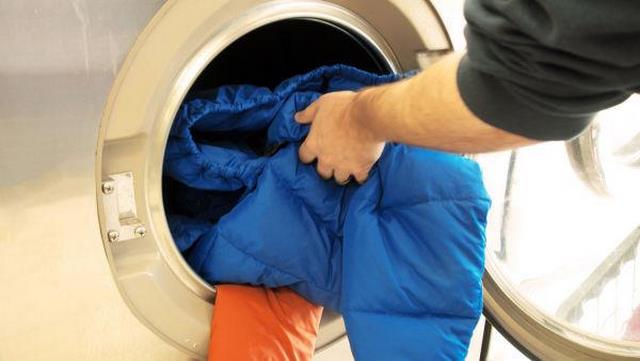 Cách giặt áo phao không bị dồn bông bạn cần biết